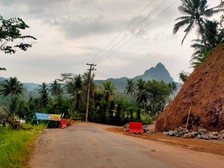 Pembangunan Jalan Raya (Ngaliman) Kampak-Munjungan yang terdampak longsor di RT 06 Desa Bogoran 2022